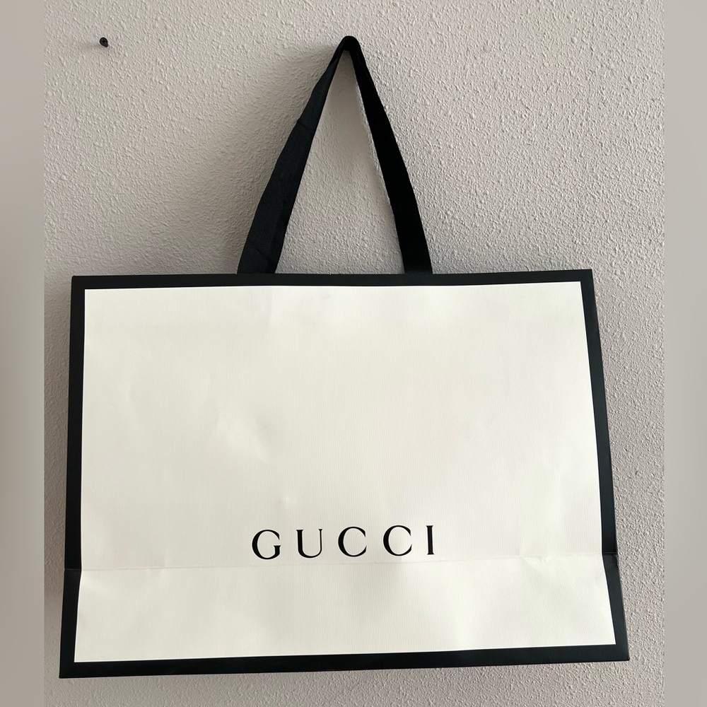 Large Gucci paper shopping bag. Brand New and authentic from Paris, France.